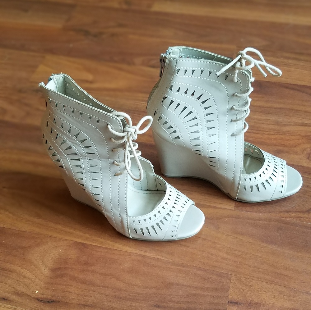 Nude wedges